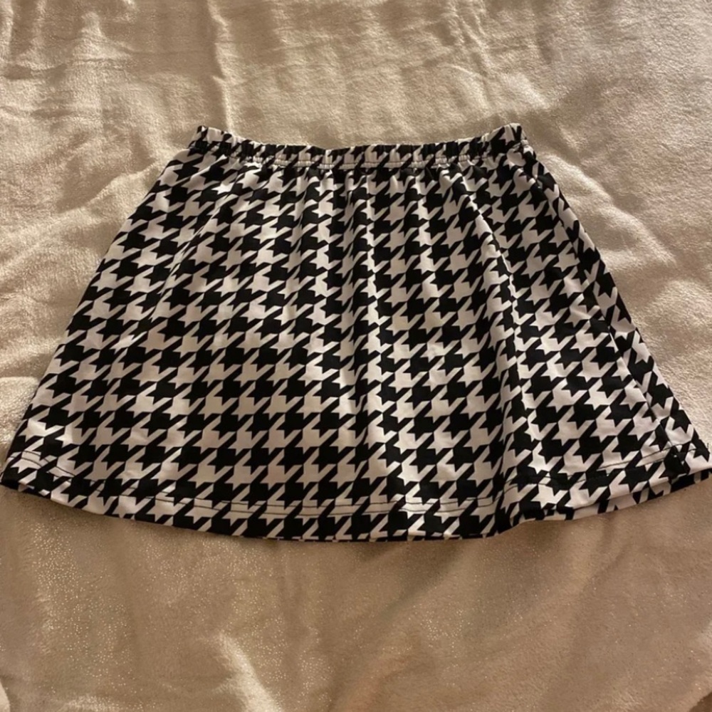 Black & white pattern skirt